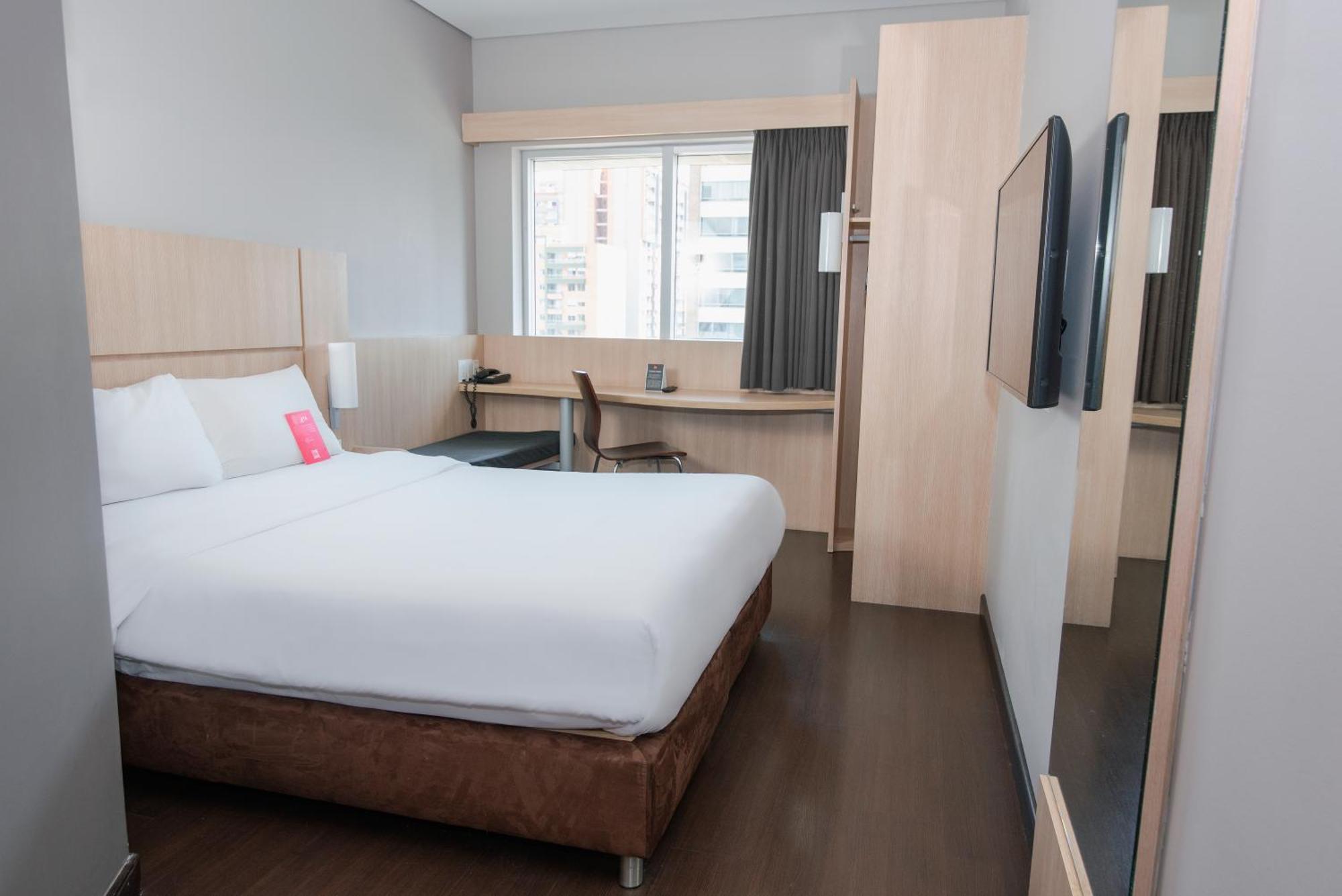 Ibis Medellin Hotel Buitenkant foto